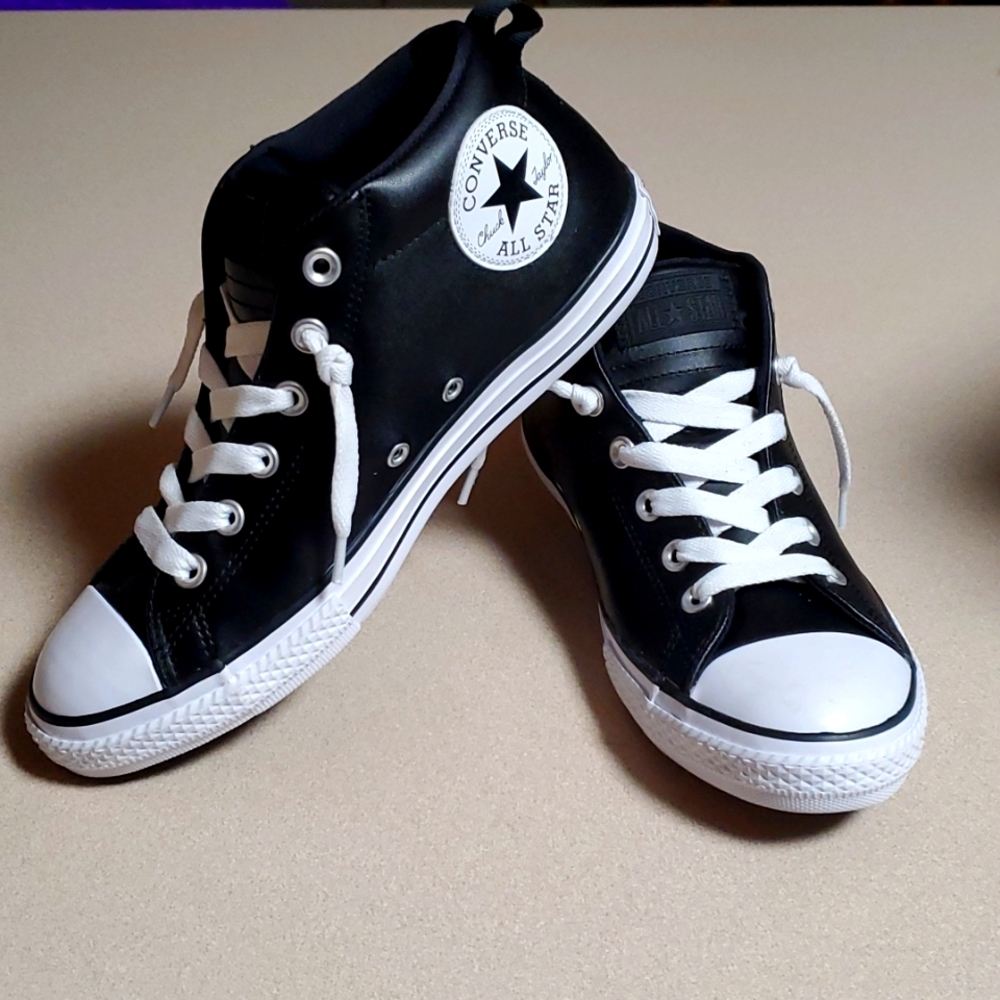 Converse low tops EUC black and white leather